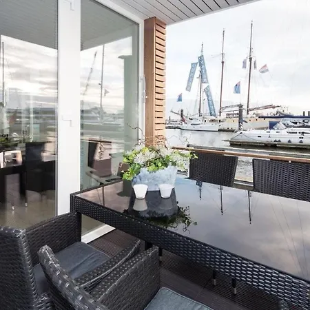 Houseboat Possibility 7 Πλωτό κατάλυμα